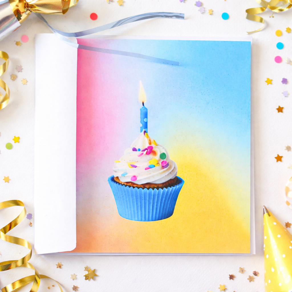 Carte_d_anniversaire_festive_et_cupcake.png
