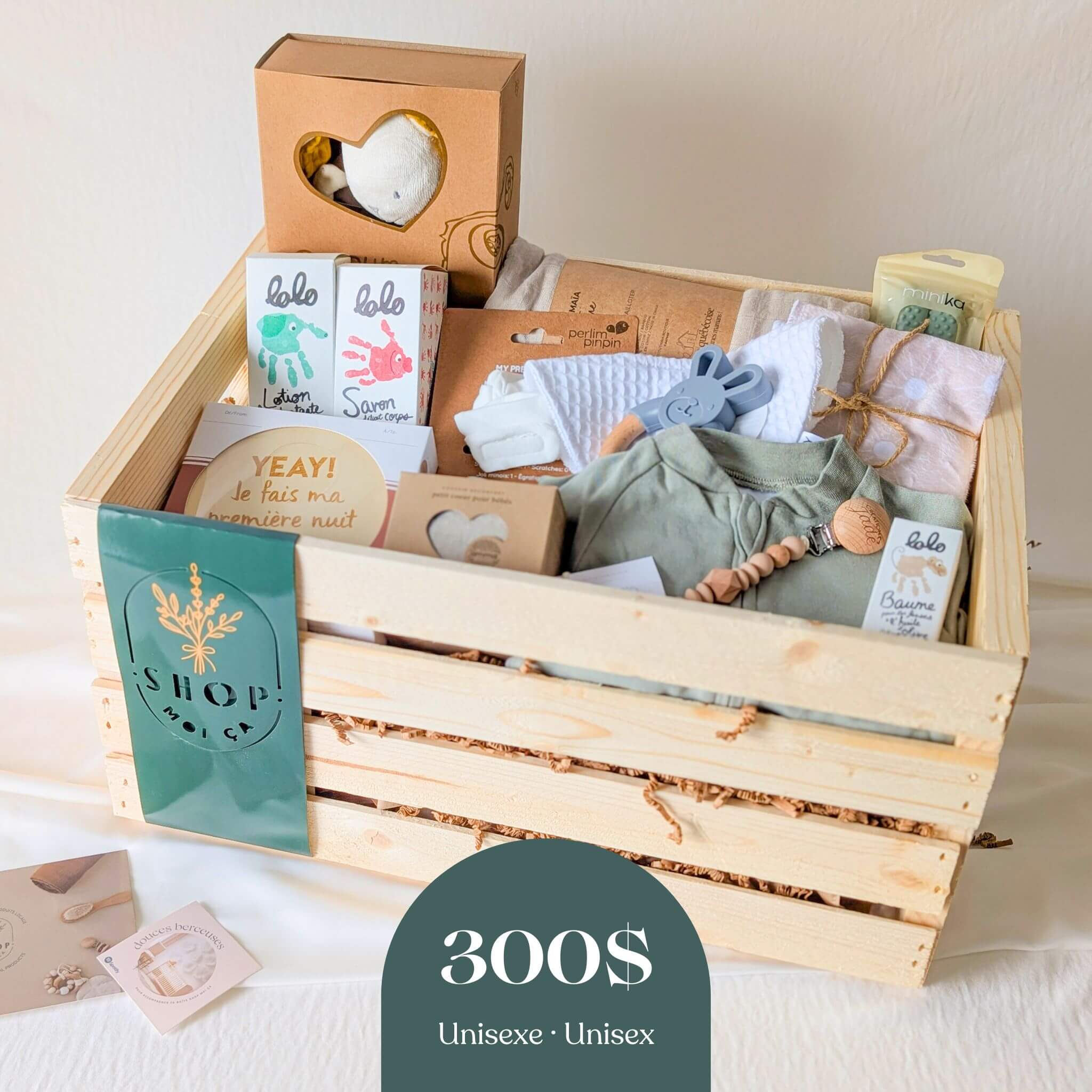 Boîte cadeau naissance unisexe garçon 300$ en caisse de bois avec vêtements, soins et accessoires bébé produits locaux