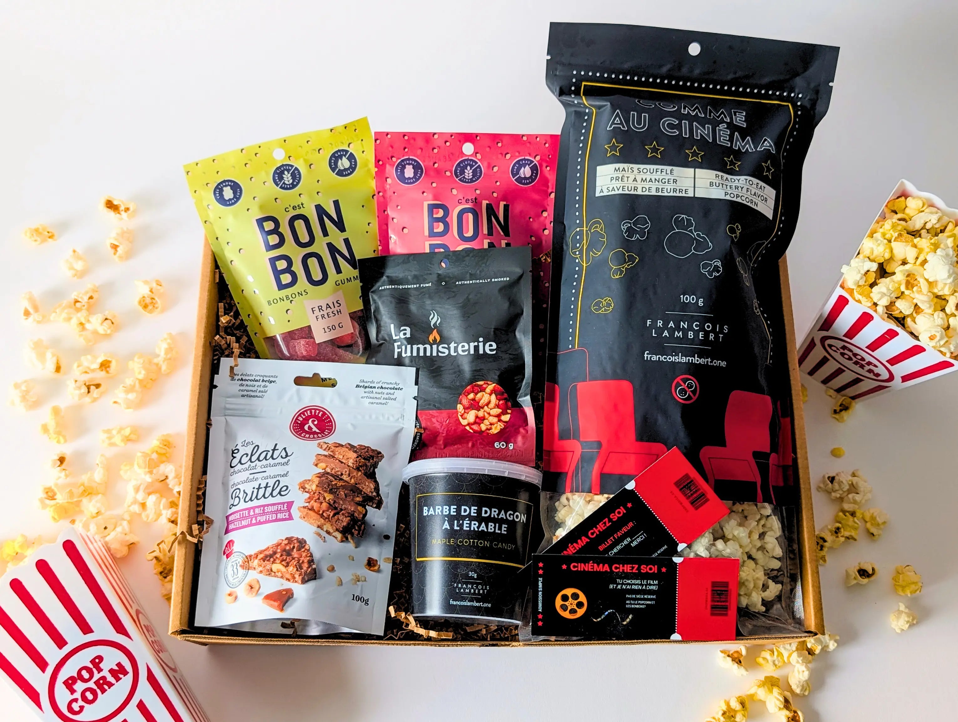 Boîte cinéma maison avec popcorn au beurre, bonbons, noix fumées et chocolat québécois pour soirée film