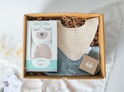 Boîte Petit trésor vue du dessus avec ourson thérapeutique Béké bobo, bavoir absorbant, débarbouillette douce et savon naturel, un ensemble pratique et réconfortant pour bébé.
