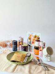 Boîte brunch suprême avec pancakes Maison Zoe Ford, mimosa Stratera et caramel La Lichée