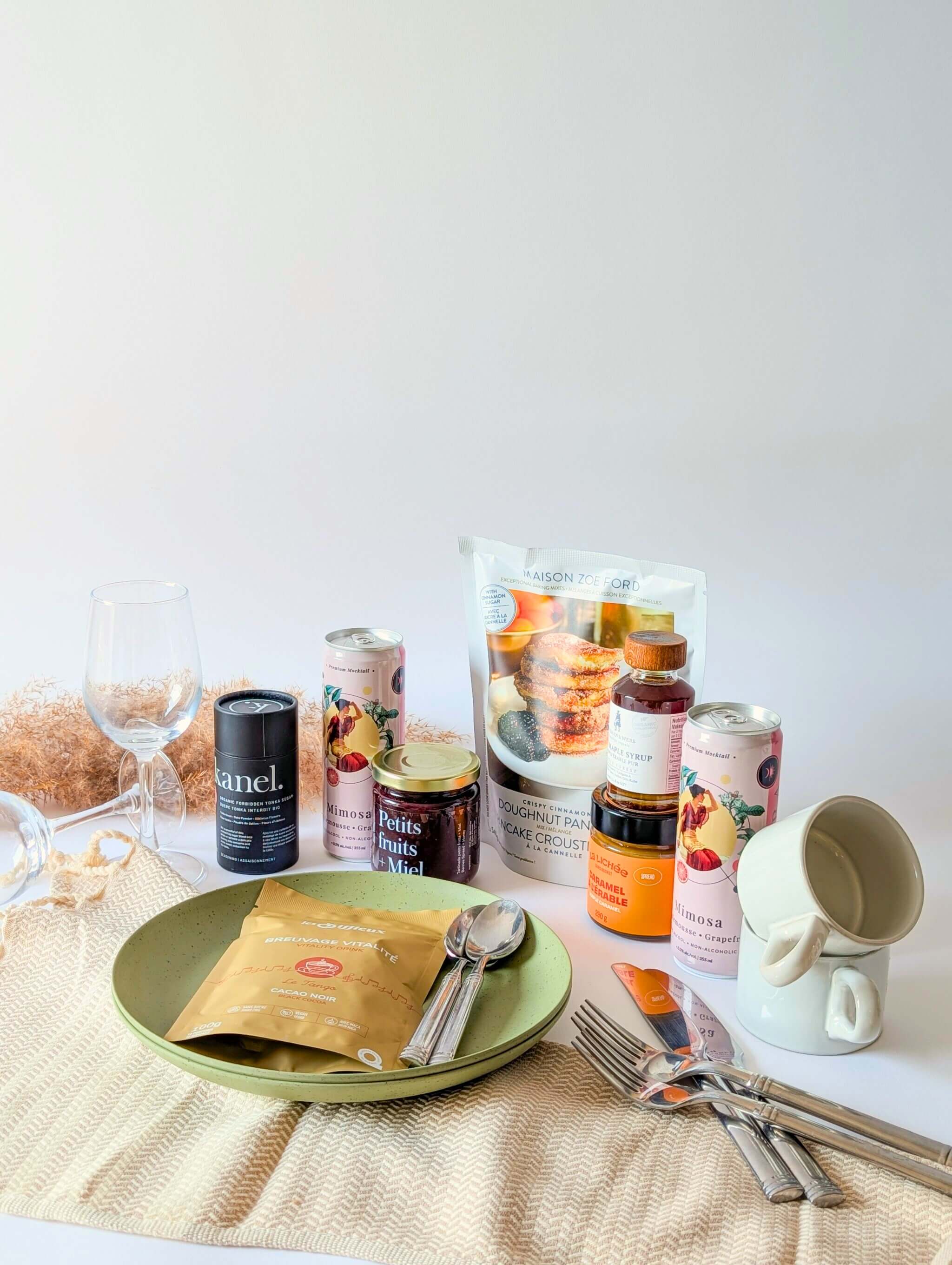 Boîte brunch suprême avec pancakes Maison Zoe Ford, mimosa Stratera et caramel La Lichée