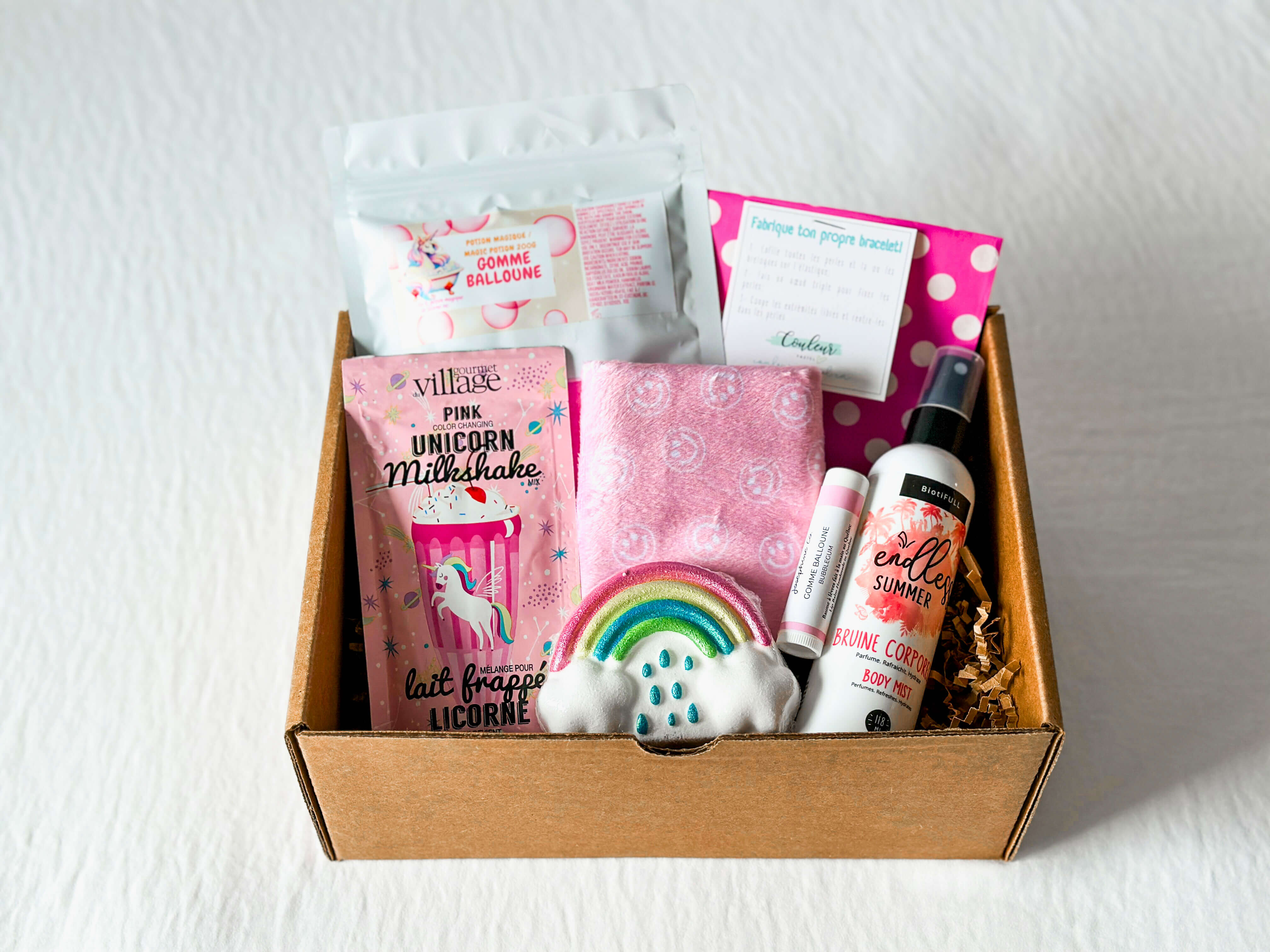 Boîte cadeau jeune fille rose avec bombe de bain arc-en-ciel, bruine corporelle et chocolat chaud licorne