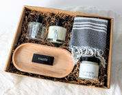 Boîte cadeau Élégance chez soi avec savon et crème La Belle Excuse, chandelle Marée et serviette Pokoloko