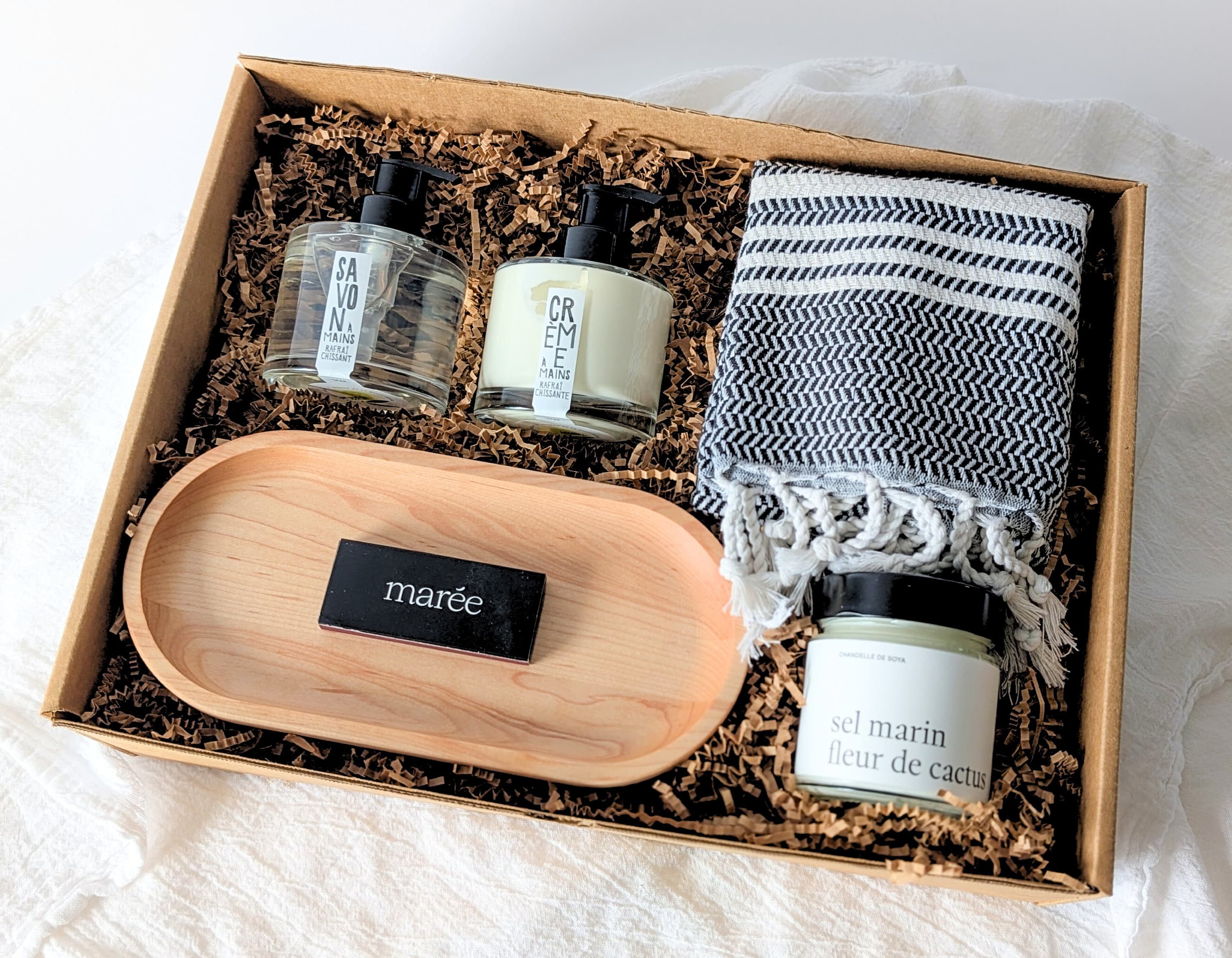 Boîte cadeau Élégance chez soi avec savon et crème La Belle Excuse, chandelle Marée et serviette Pokoloko