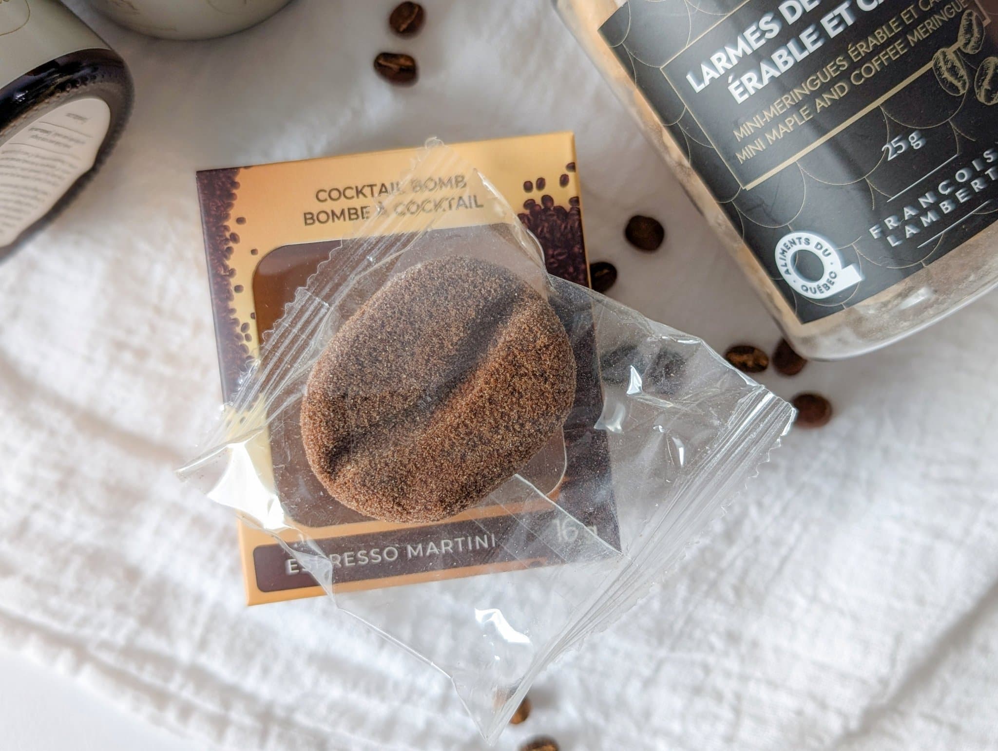 Bombe cocktail espresso martini Poseidn en forme de grain de café, présentée dans son emballage, incluse dans la boîte cadeau Espresso