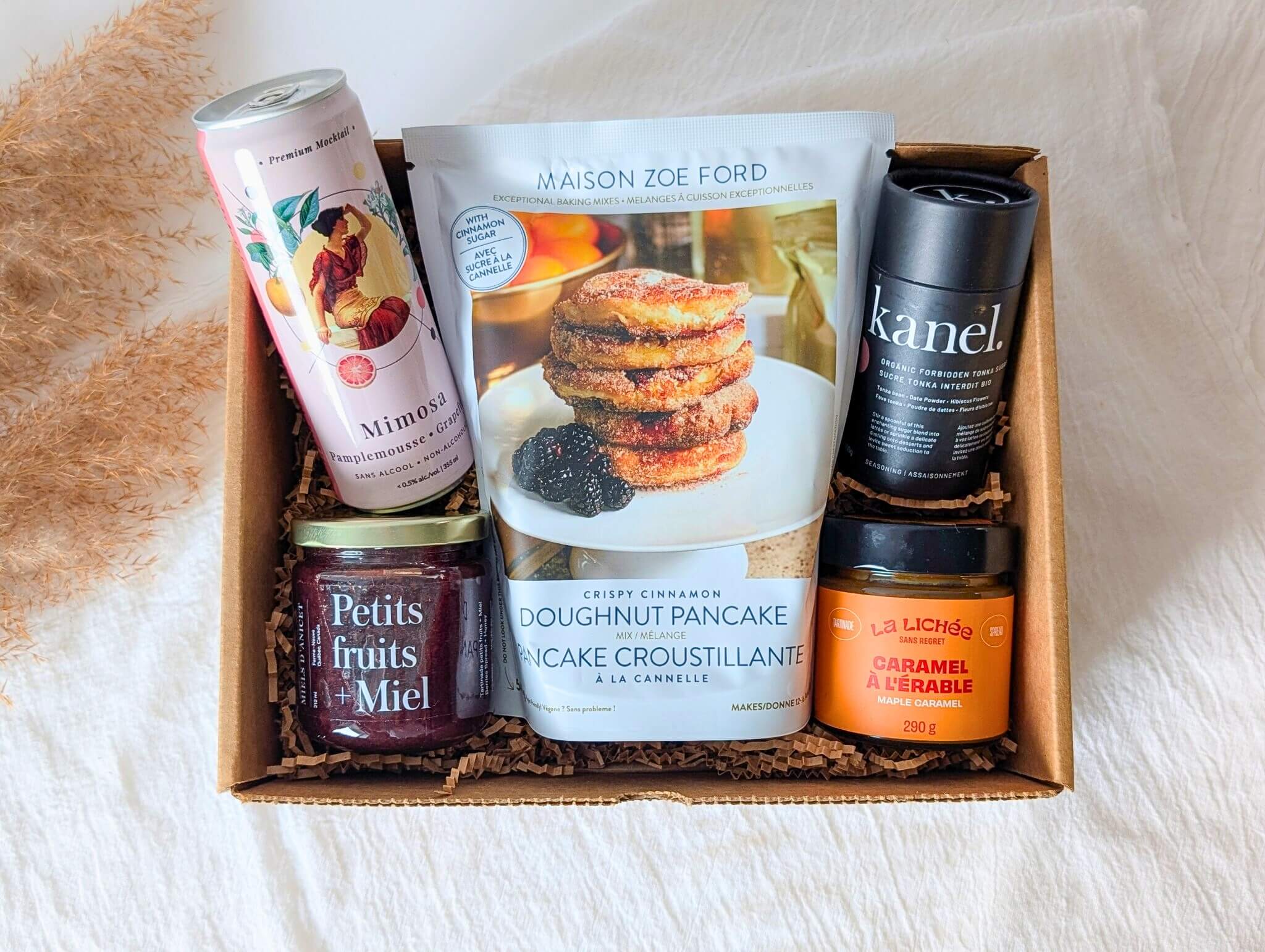 Boîte Réveil gourmand pour petit-déjeuner au lit avec pancakes, mimosa sans alcool et caramel québécois