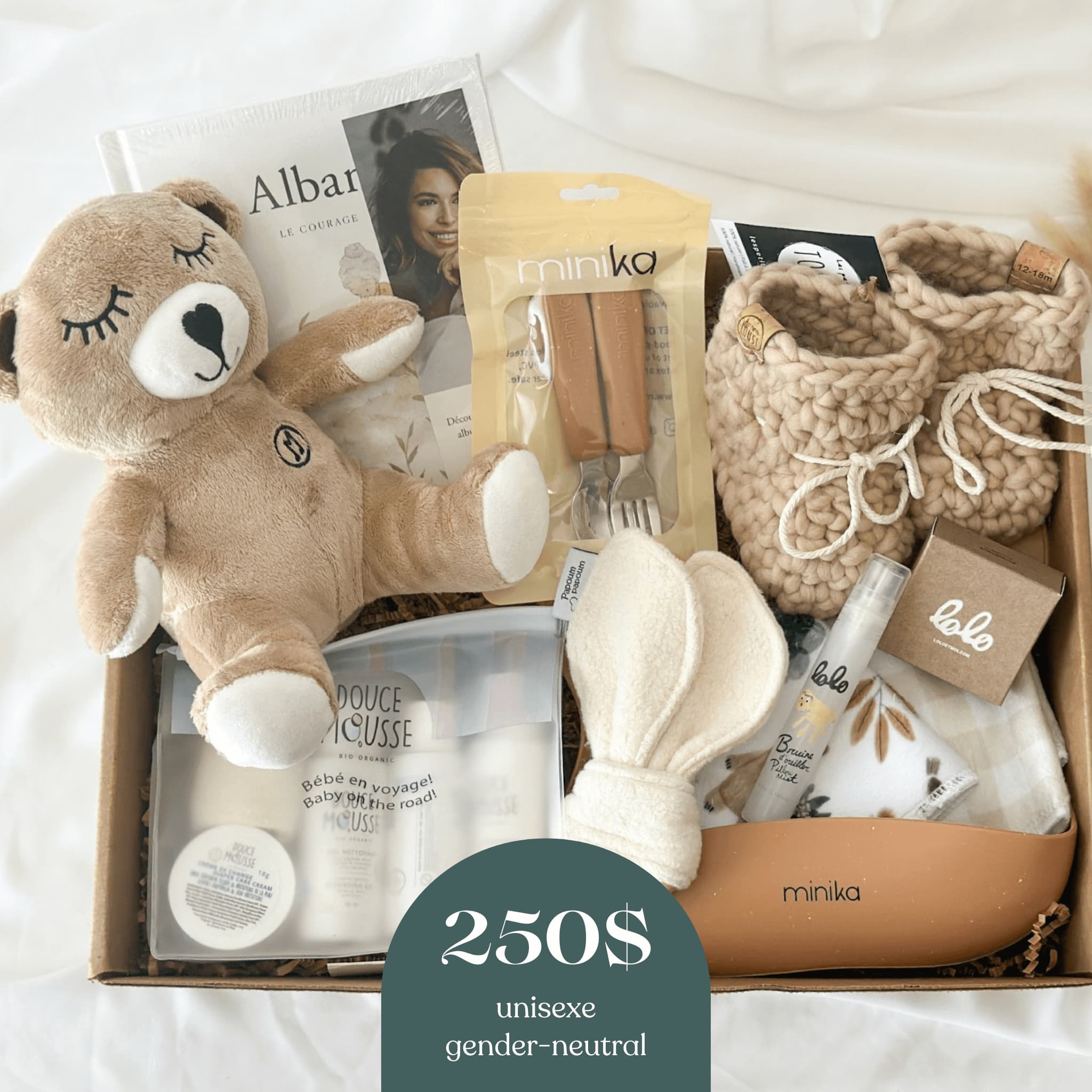 Boîte cadeau naissance unisexe 250$ avec toutou, chaussons tricotés, soins Douce Mousse et essentiels bébé produits locaux